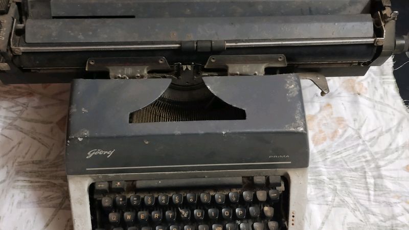 Godrej Prima Typewriter