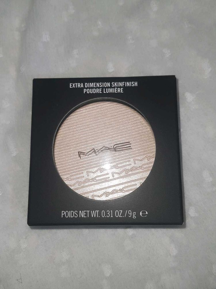 MAC Extra Dimension Skinfinish highlighter
