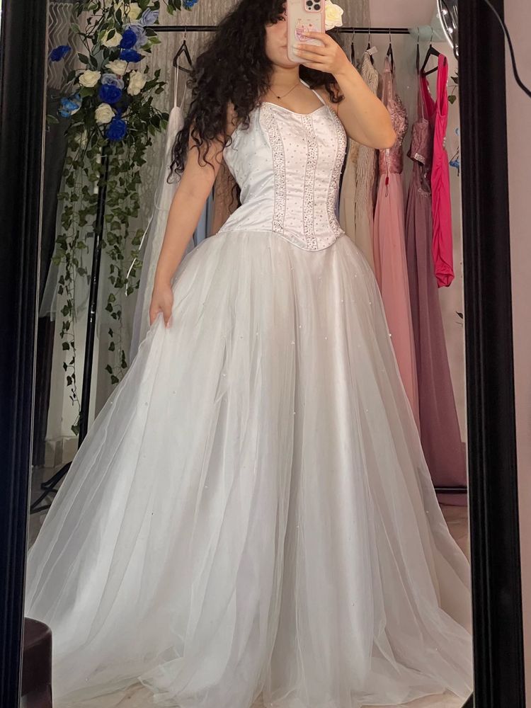 Elegant White ball Gown 2500