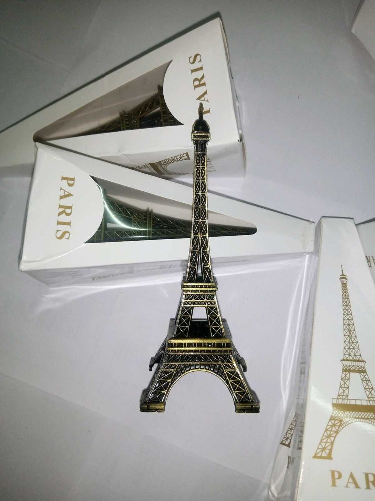 Eiffel Tower Show Peace