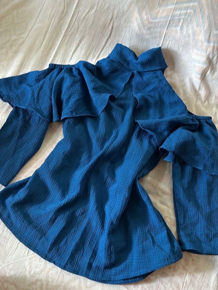 Shoulder Cut Top 🦋✨