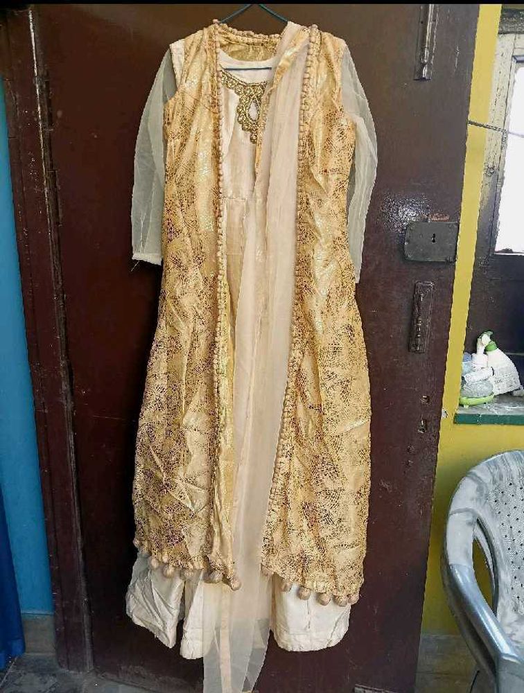 Ethnic Gwon With Long Shurug Thread Work