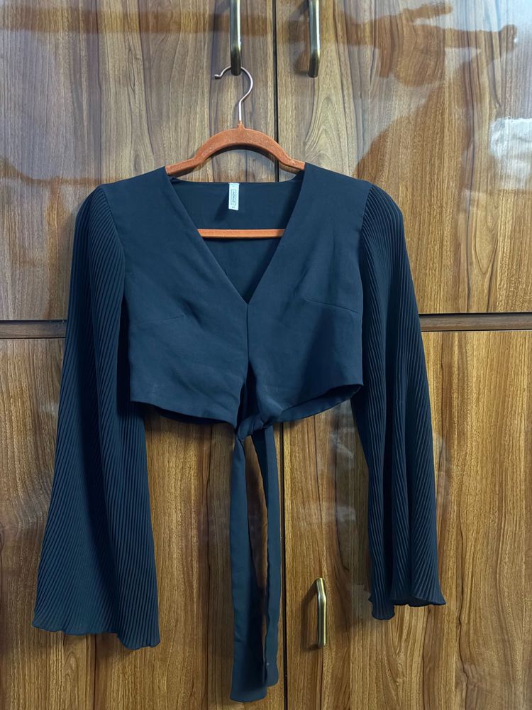 Chic Black Tie-Front Crop Top