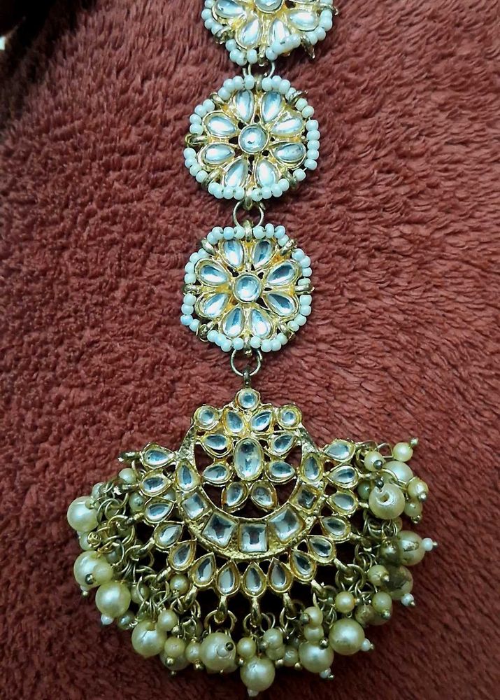 Elegant Kundan Maang Tikka