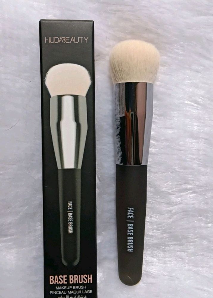 Huda Beauty Lisptick And Brush ♥️💕
