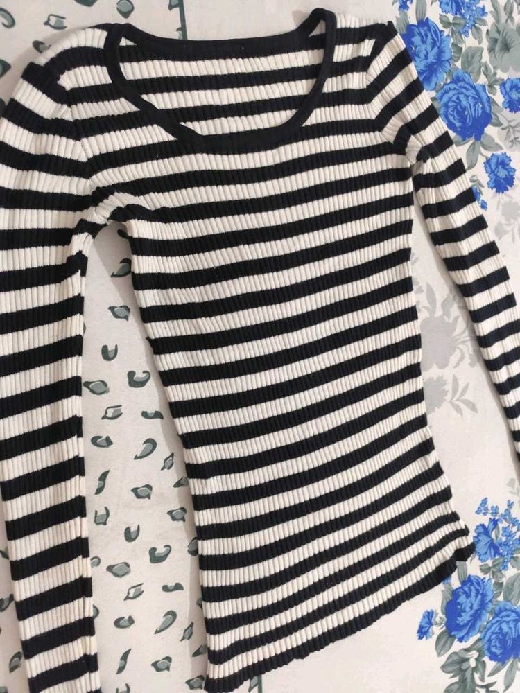 🐼BLACK &amp; WHITE FITTED TOP🐼