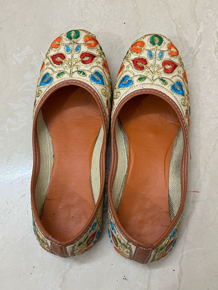 Embroidered Jutti Flats