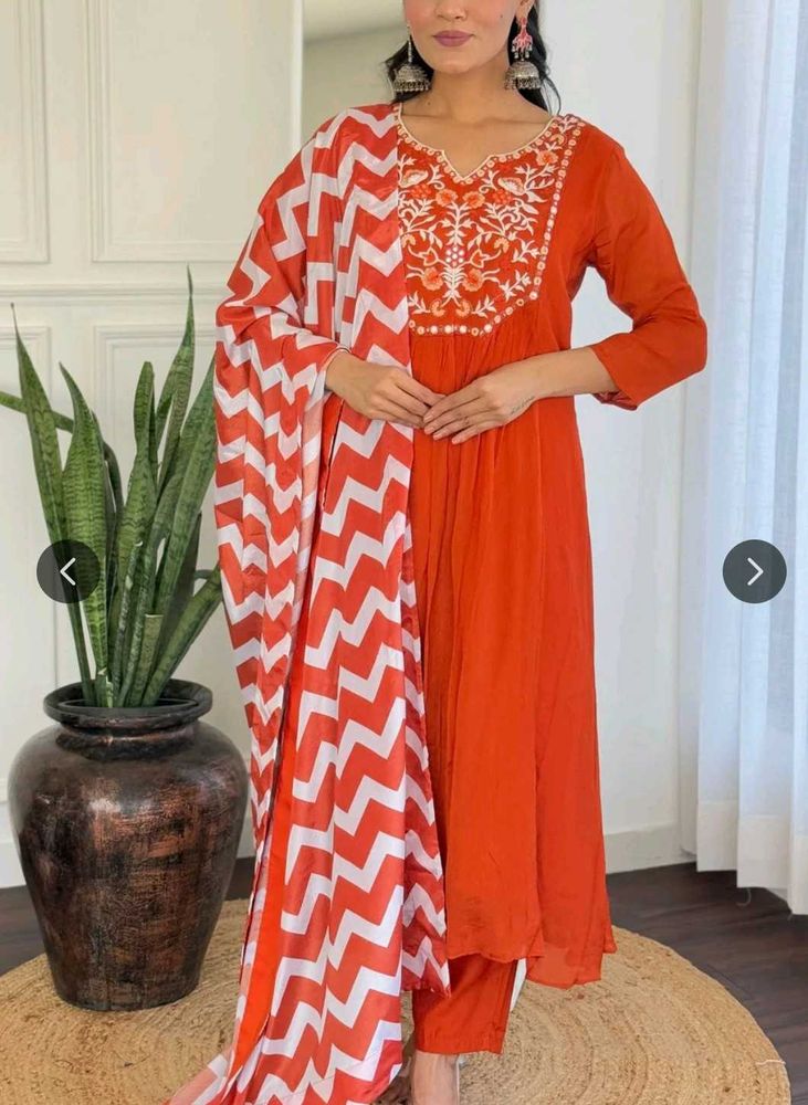 WomenEmbroidered Regular Thread Work Kurta with Tr