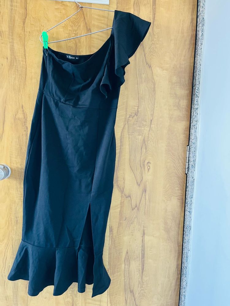 Chic Black One-Shoulder Midi Dress