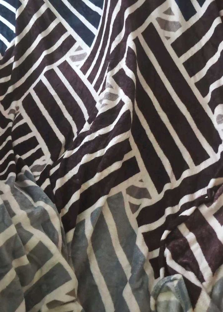 Stylish Patterned Bedsheet With Pillow Covers