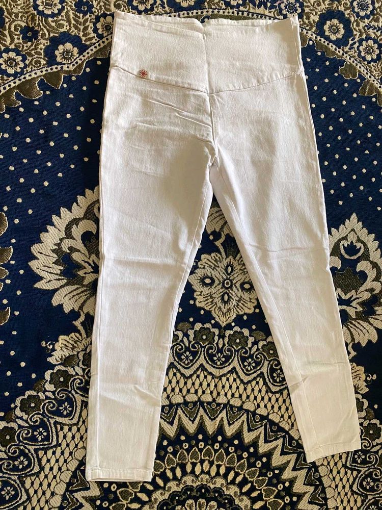 White High-Waisted Jeans