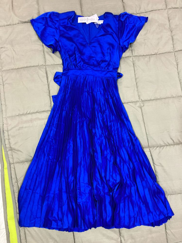 Forever New Maura Short Sleeve PleatedNWTMidi Dres