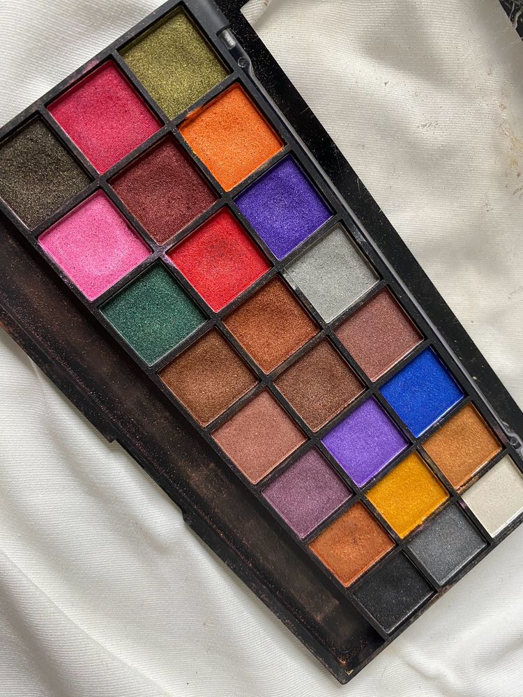 Multicoloured Eye Shadow Palette