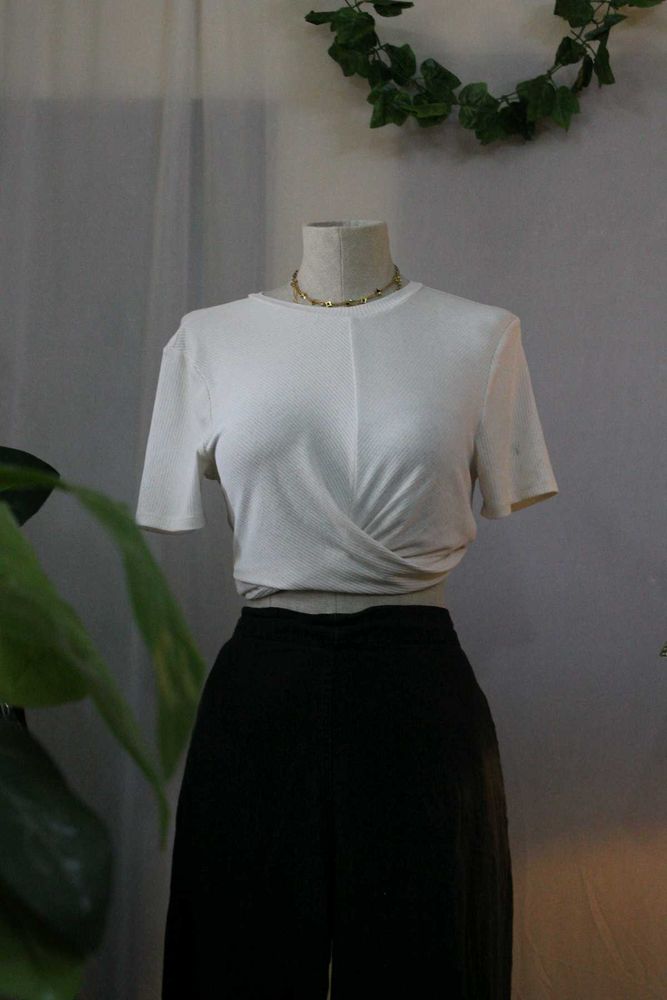 H&amp;M Chic White Crop Top