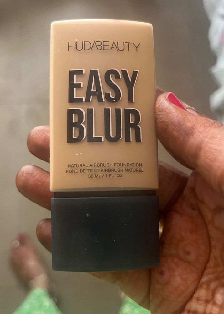 Huda Beauty Easy Blur Foundation