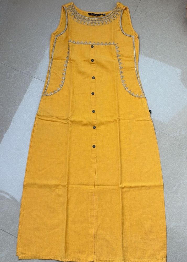 Avaasa Yellow Sleeveless Kurta