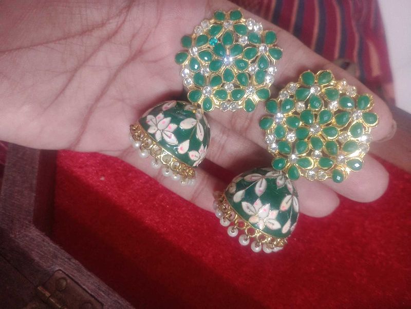 It&#39;s Eating In Green Colour
