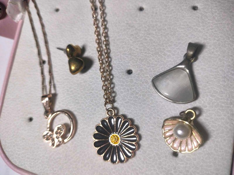 4 pendant with 2 chain and 1 bracelet