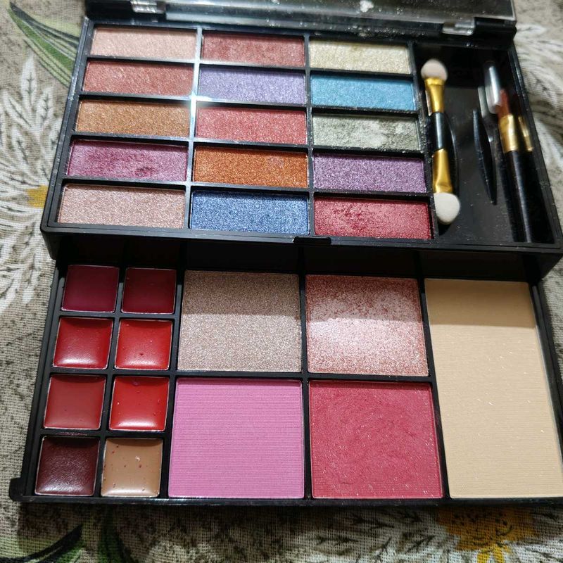 Combo Of Eyepallete And Lipstick