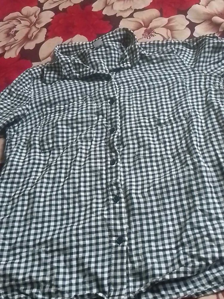 Women&#39;s Cropped Checked Black and White Shirt