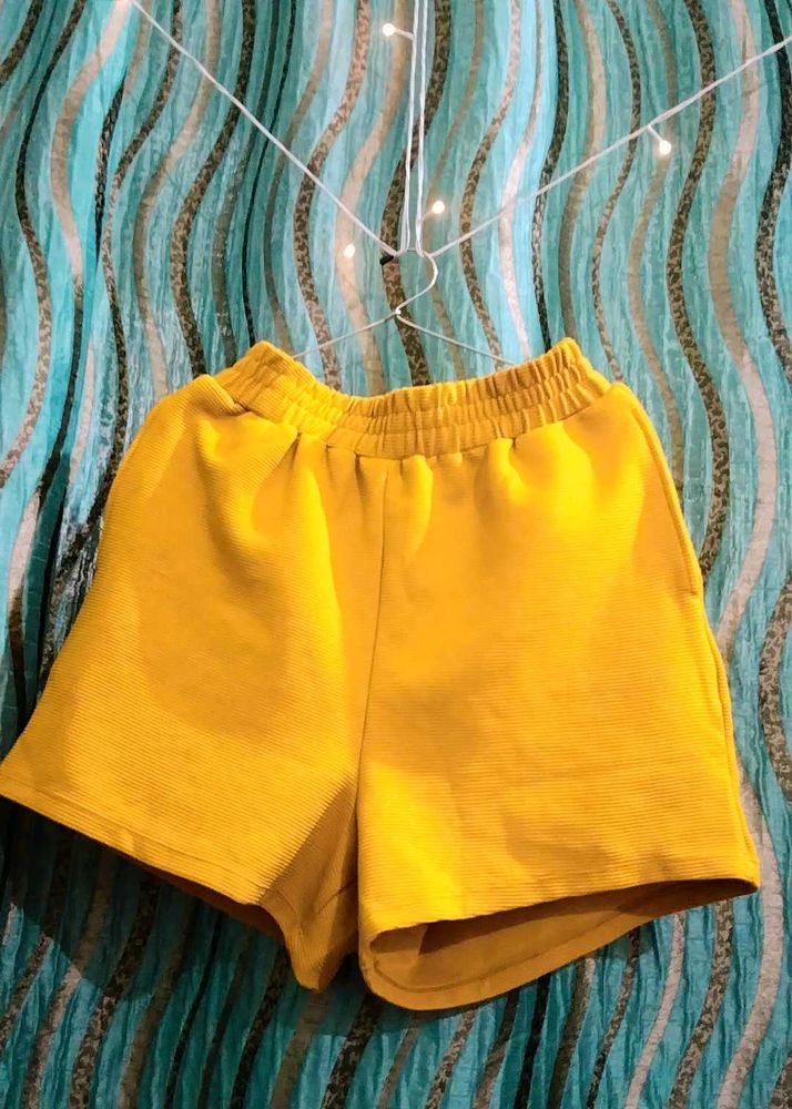 🌼Cute musturd shorts🌼
