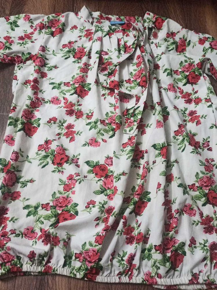 Beautiful Floral Top 😍