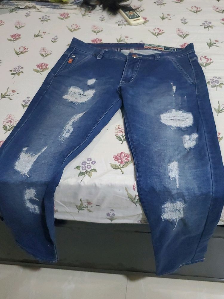 Men Straight Fit distressed Stretchable Jeans..
