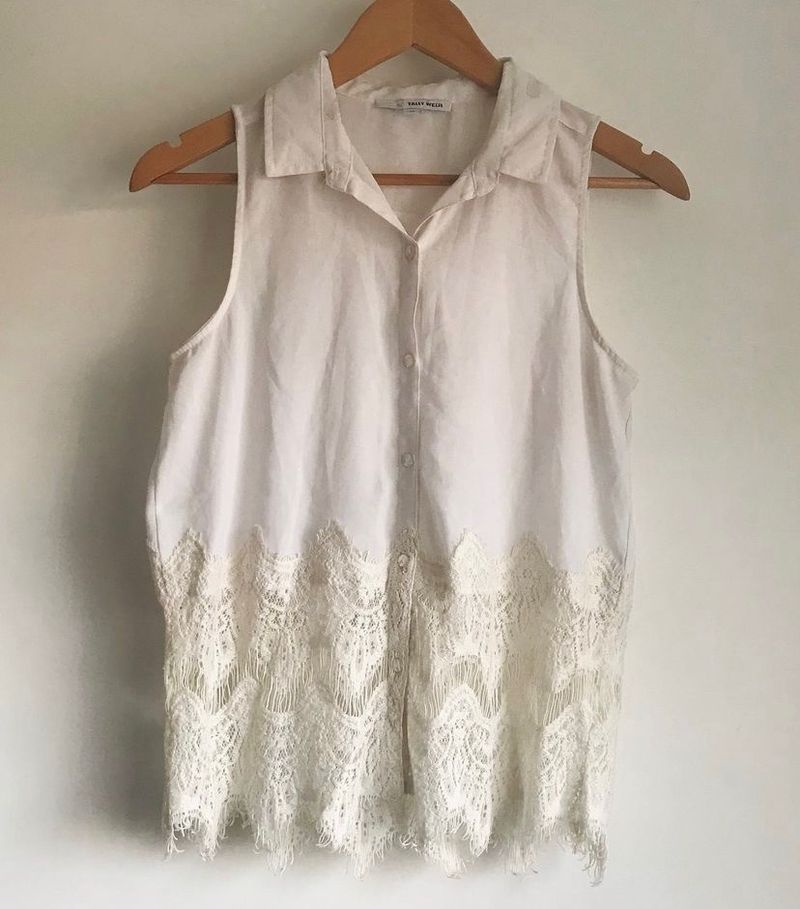 Sleeveless Lacey Cropped Shirt