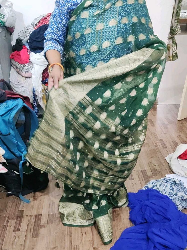 Elegant Green &amp; Gold Saree border has cut