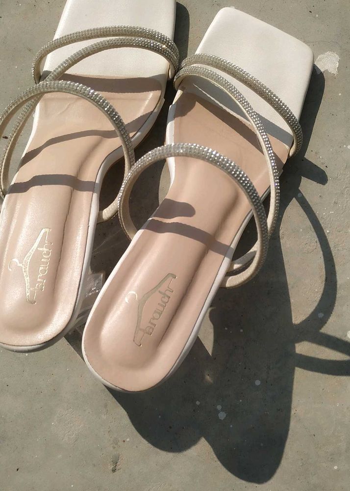 Embellished open toe white heels 👠