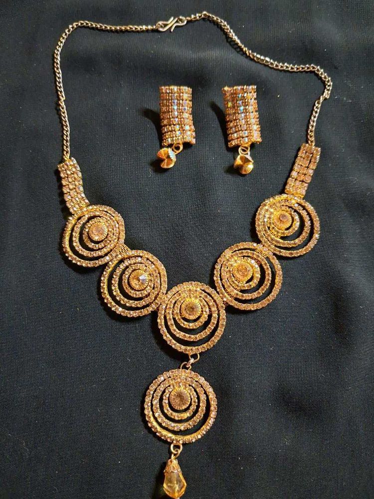 Gold Tone Necklace &amp; Earring Set