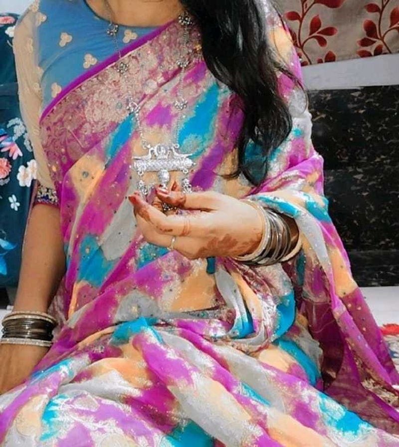 Veryyy Nice Eligent Sareee Looks Royallll....