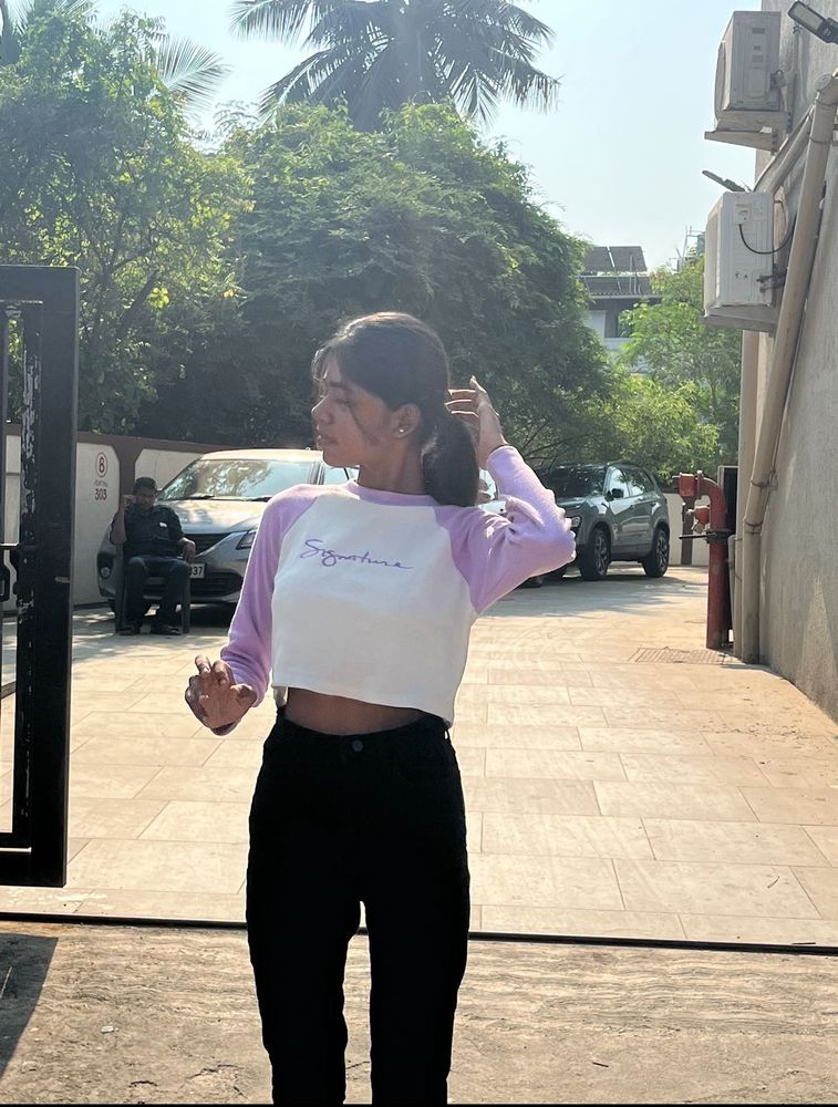 Korean Woman Crop Top 💜