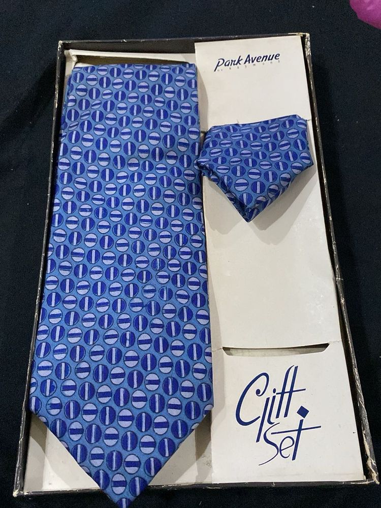 Park Avenue Blue Dotted Premium Tie-Pocket Square