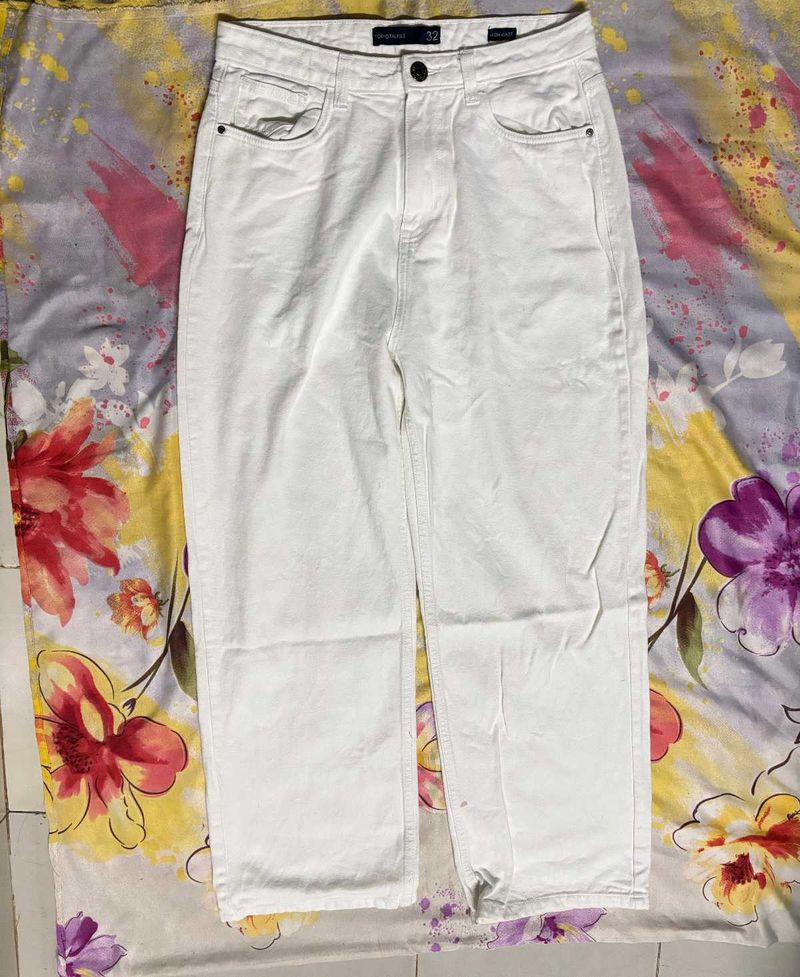 White High-Waist Relaxed Fit Jeans Size 32