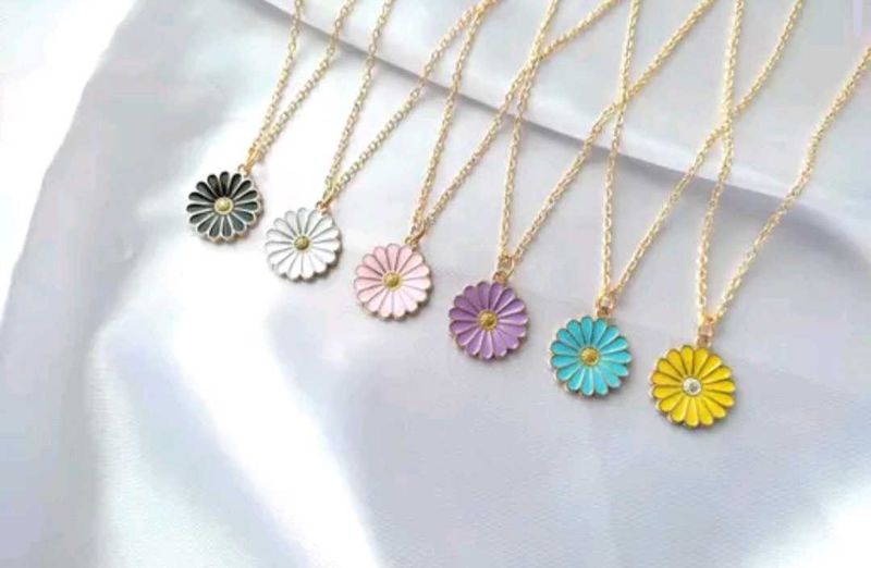 Daisy Flower Pendant Necklace