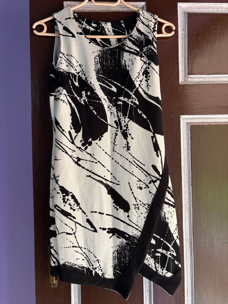Abstract Black &amp; White Sleeveless Dress