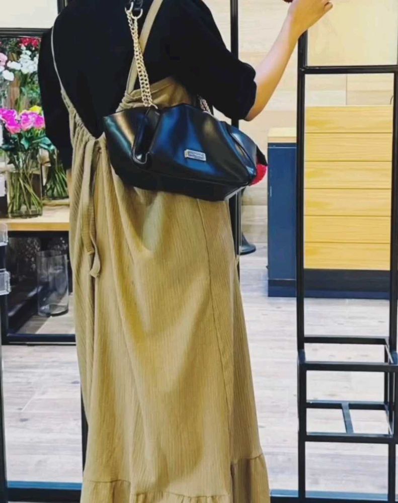 Backless dress