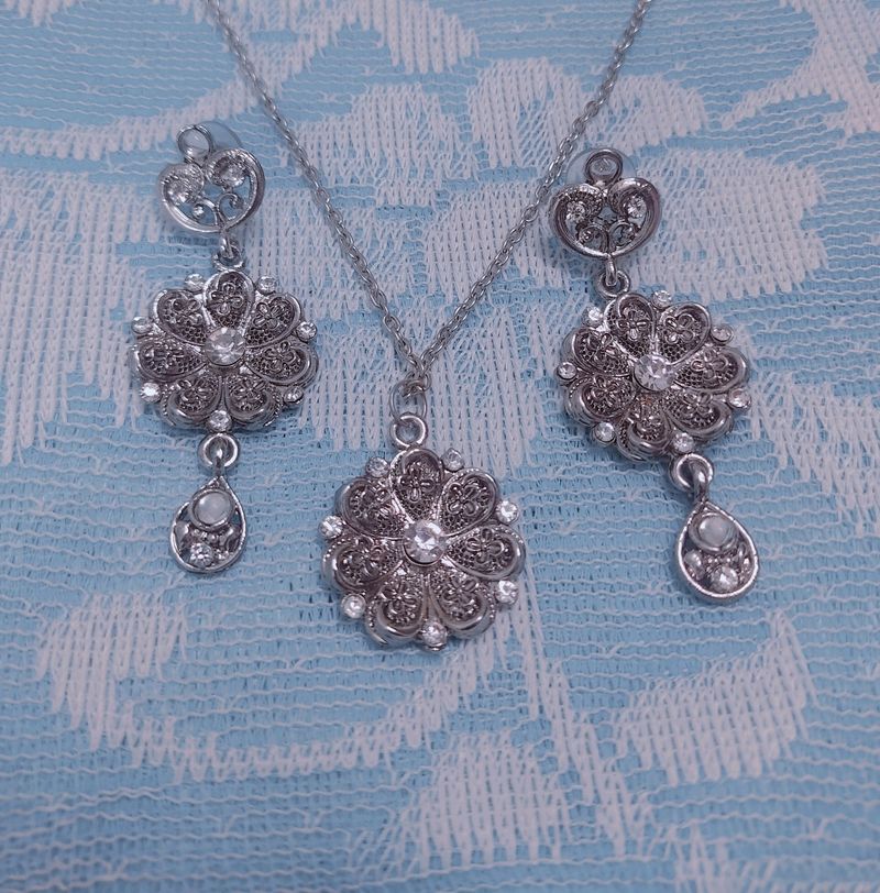 Diwali Sale🪔🪔 BEAUTIFUL SILVER and STONE Pendant and Earring Set📿