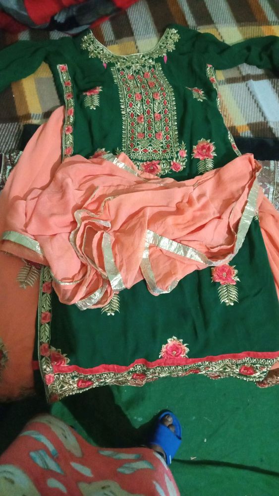 Beautiful green kurti with peach full flaired sharara and dupatta. size M and margin in said too