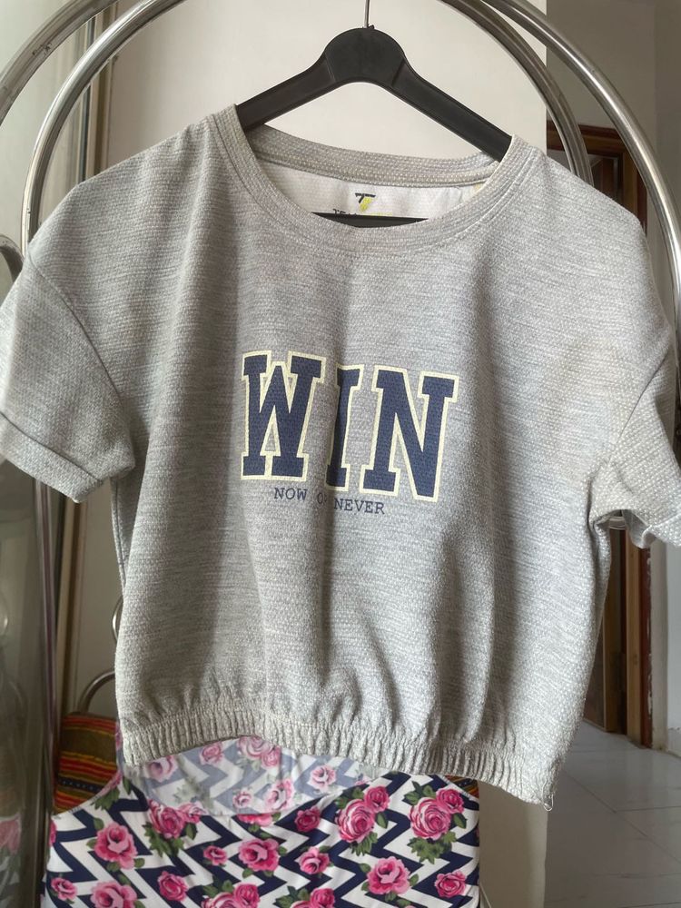 Gray &#39;WIN&#39; Graphic Crop Top