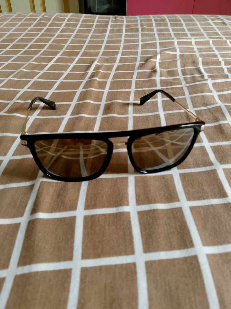 Stylish Black &amp; Gold Sunglasses