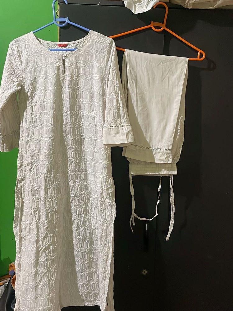 WWhite Embroidered Kurta Set Chikankari