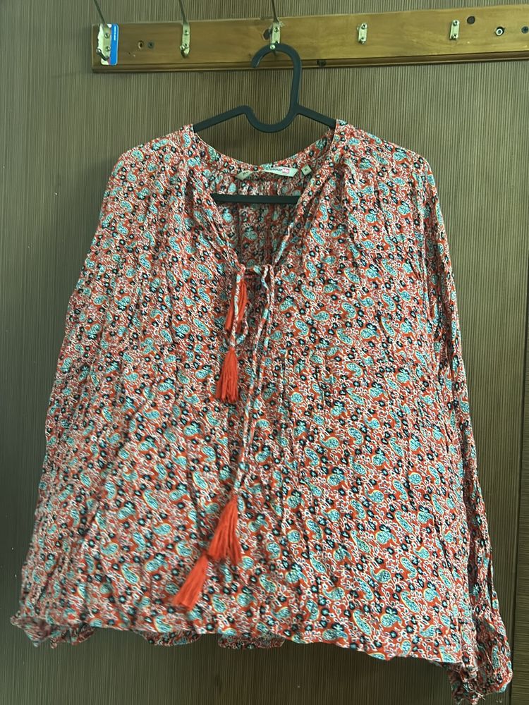 Very Pretty Multicoloured Top With Front Tie