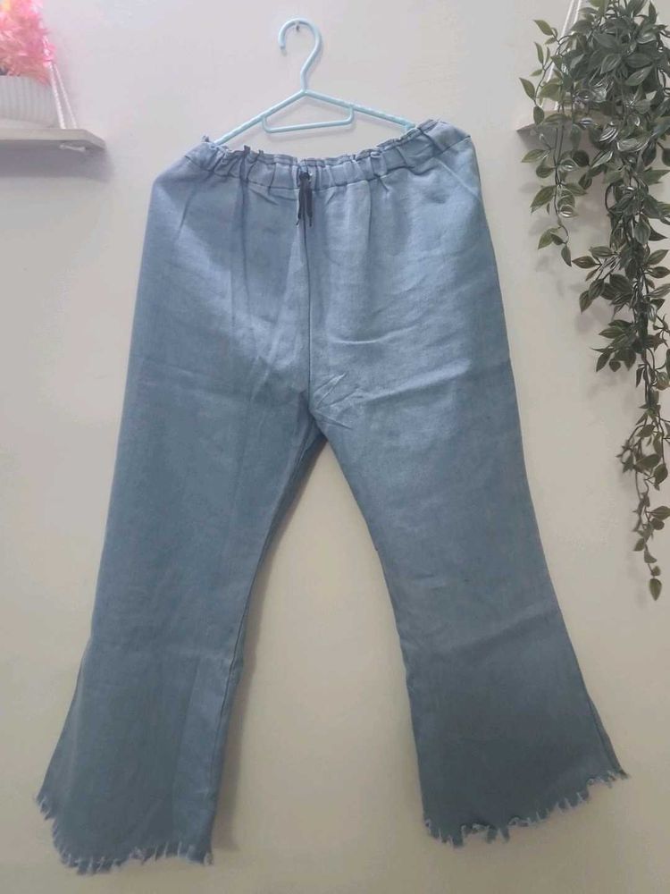 Women&#39;s Frayed Hem Jeans