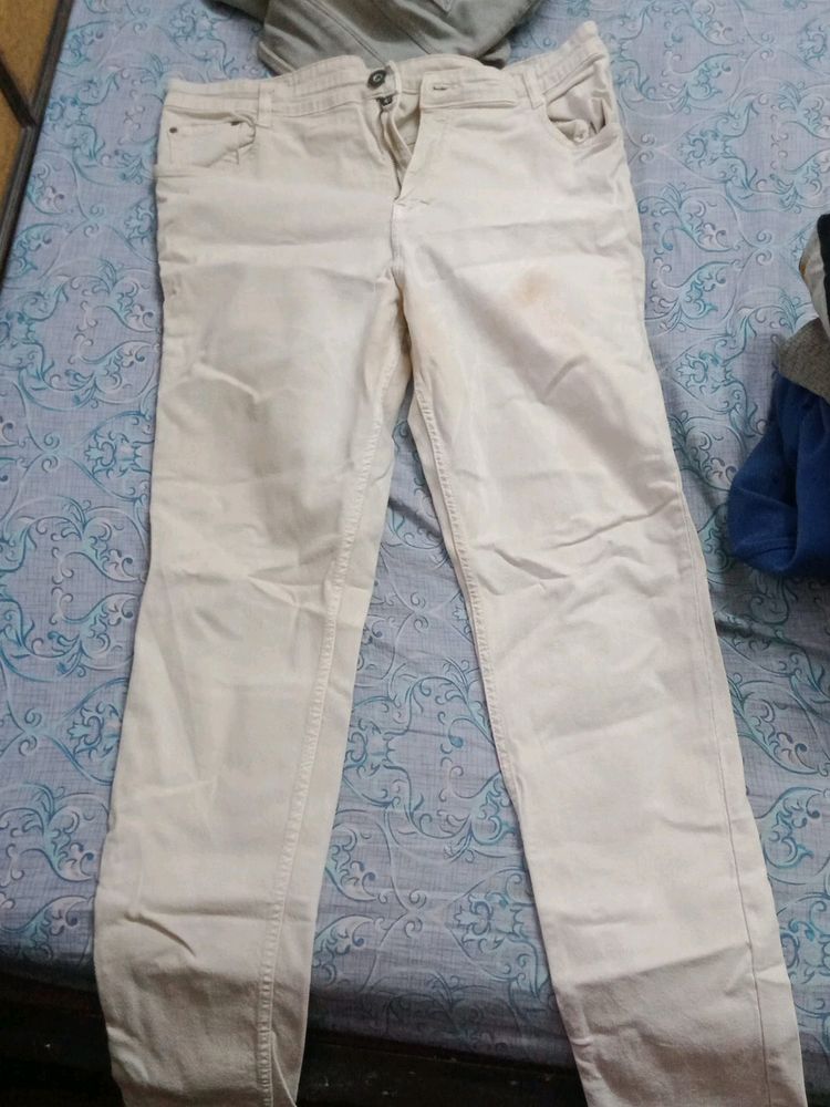 Airways white coloured jeans for waist size 34 a little bit of stain is there u can see in the 2nd photo