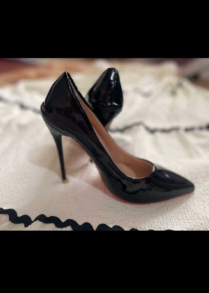 Black Pointed-Toe Heels