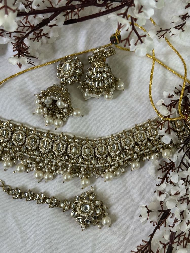 Pearl &amp; Kundan Choker Set With Mangtikka