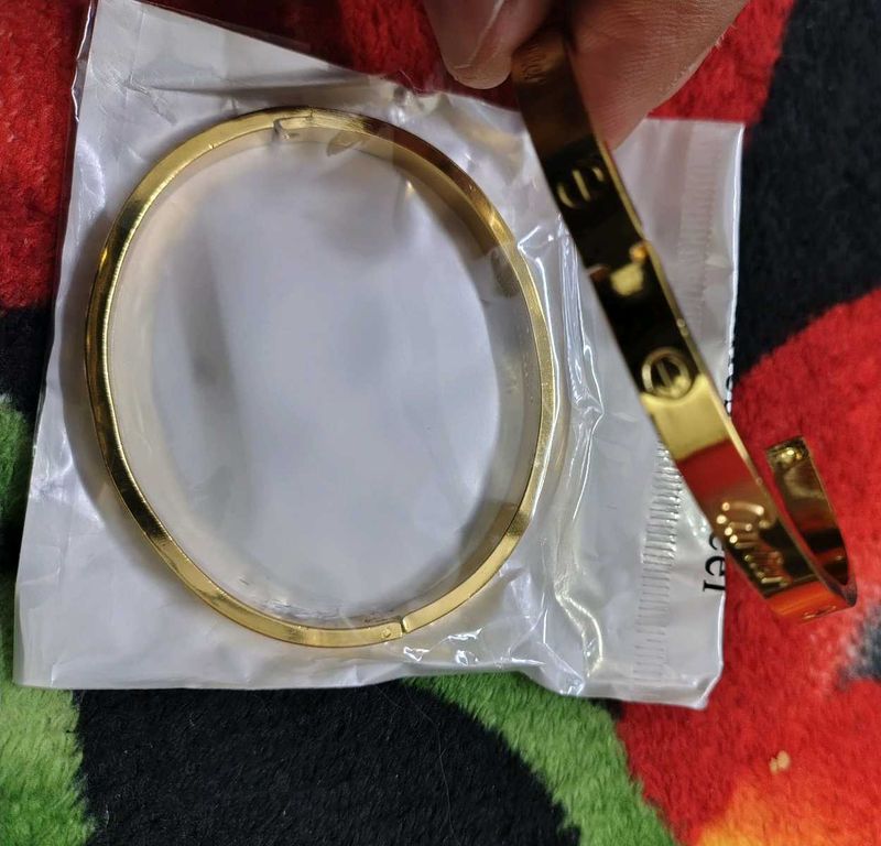 Pair of Gold Bangle Bracelet