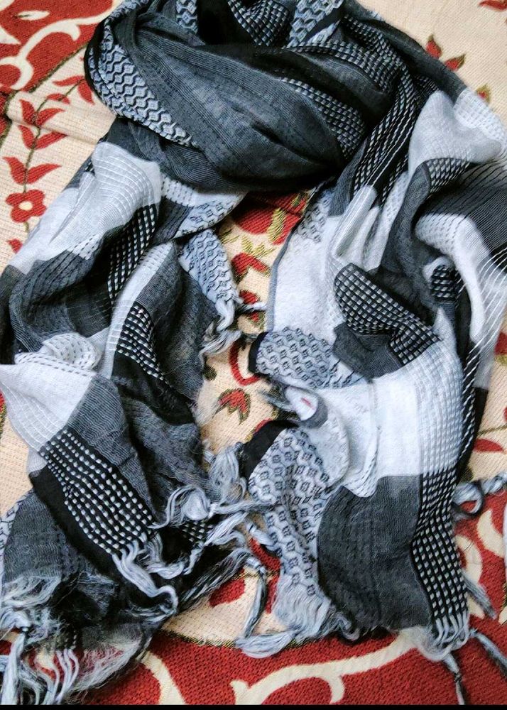 like new Stylish Grey &amp; White Scarf